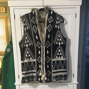 Miss Me Sunset Valley Vest Aztec/tribal pattern and faux fur lining size XL